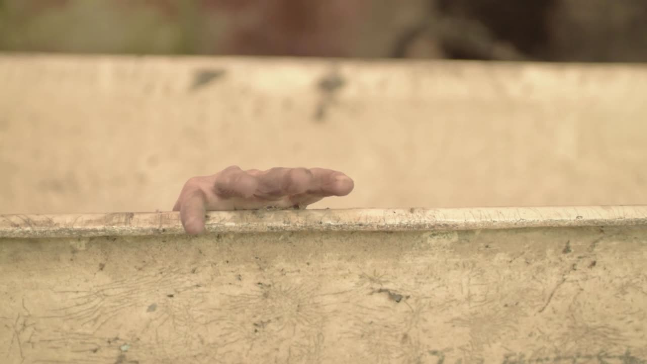 상자 위에 나타나는 소름 끼치는 손