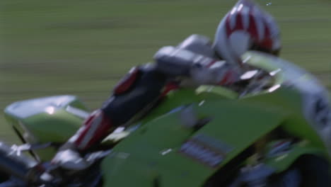 un motociclista acelera alrededor de una pista de carreras