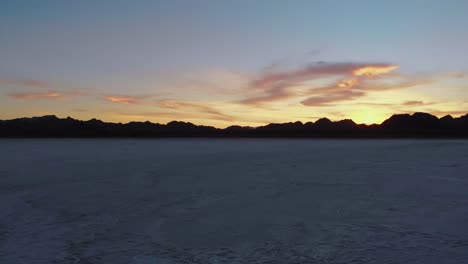 Morgendämmerung-Nach-Sonnenuntergang-über-Den-Salzebenen-Im-Norden-Mexikos