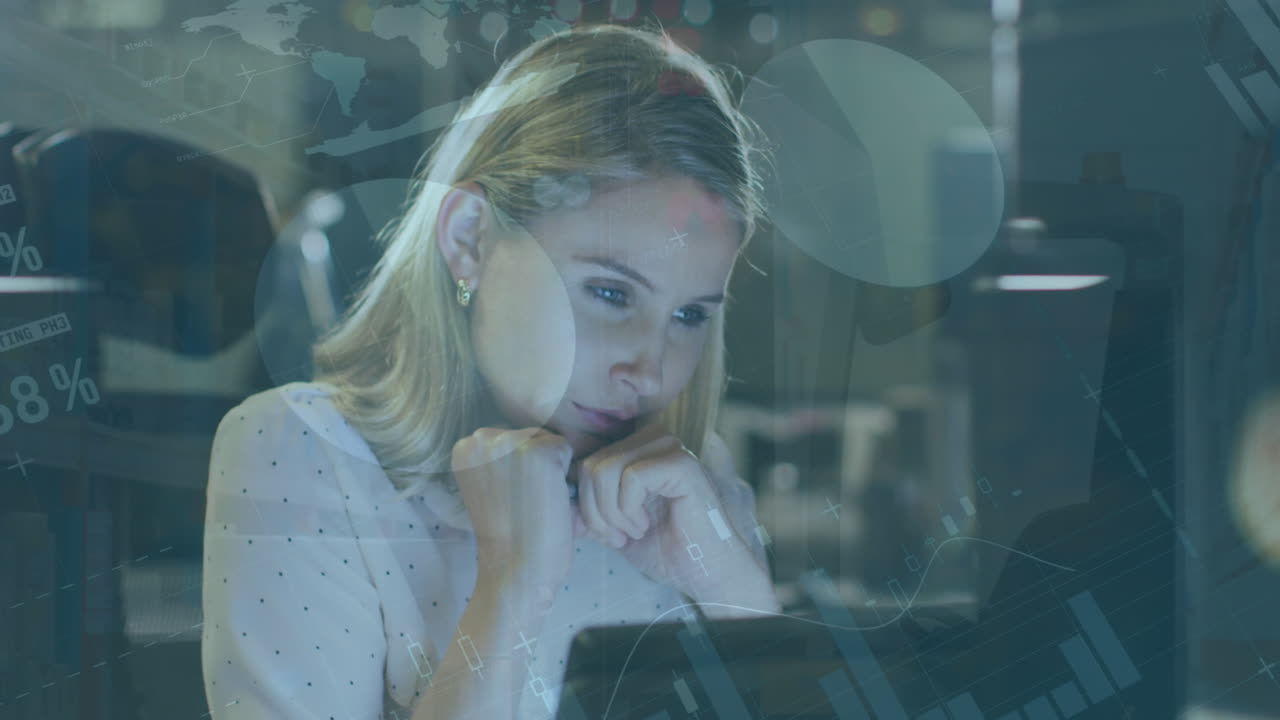 컴퓨터 화면을 보는 사려 깊은 백인 여성에 대한 통계 데이터 처리 애니메이션