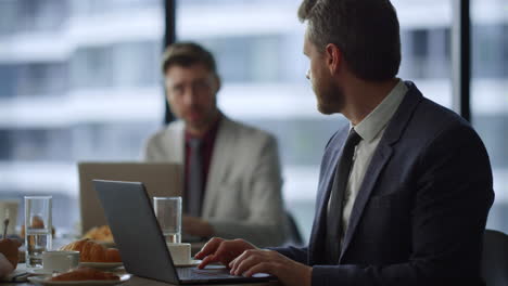 grupo de compañeros de trabajo escribiendo en la computadora portátil