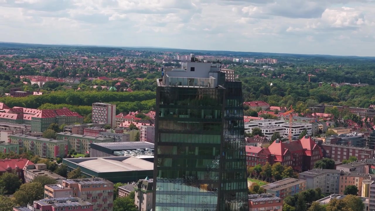 Una prospettiva aerea del grattacielo di vetro Olivia Star o Hanza Tower che domina il paesaggio urbano di Danzica, Polonia. Adatto per concetti di business e immobiliare