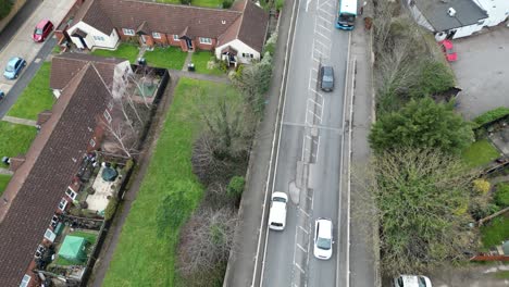 Coches-Evitando-Grandes-Baches-Essex-Reino-Unido-Road-Over-Birds-Eye-Drone-Antena