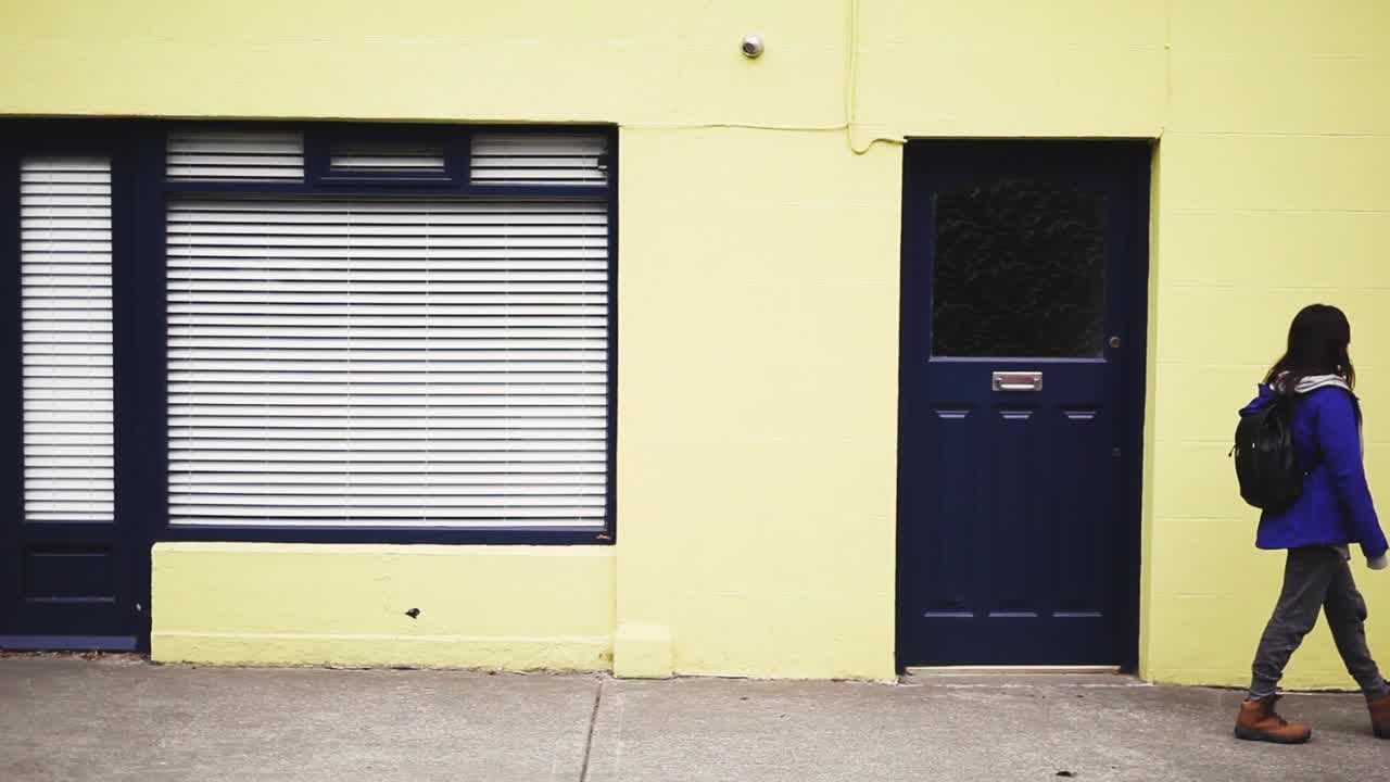 휴가 중 거리에서 는 미소 짓는 젊은 여성