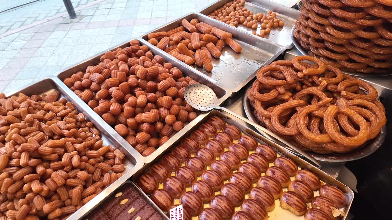 Exhibición de postres turcos en un mercado callejero