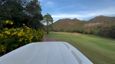 vista panorámica del campo de golf desde un carrito de golf