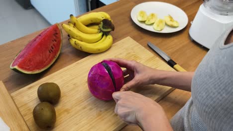 preparando una ensalada de frutas o un batido