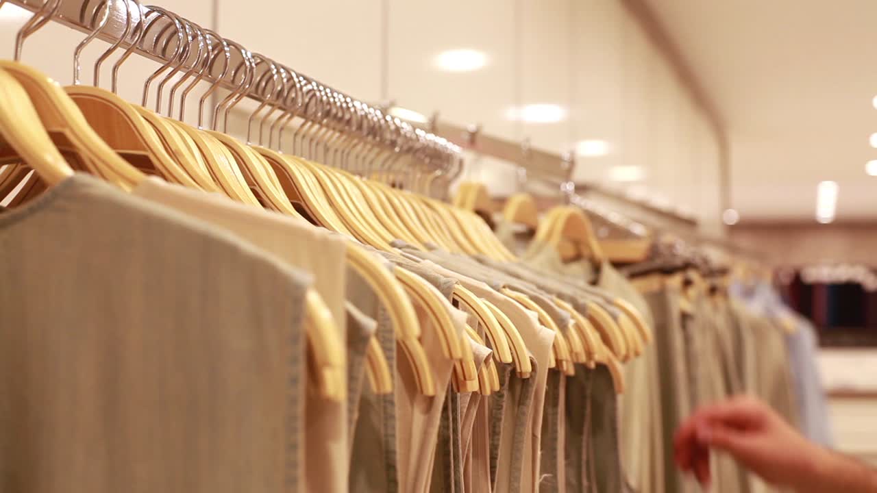 쇼핑하는 여성 옷