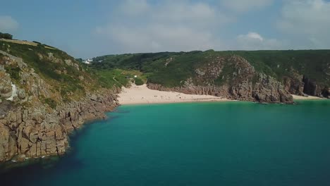 Playa-De-Porthcurno-Y-Mar-Turquesa,-Costa-De-Cornualles-En-Verano,-Vista-Aérea