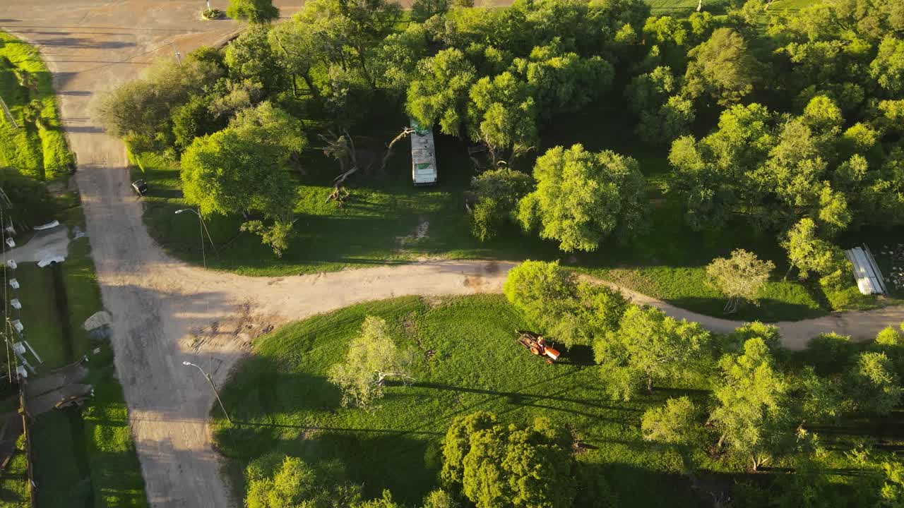 tractor cortacésped rojo corta césped en el parque, vista aérea giratoria