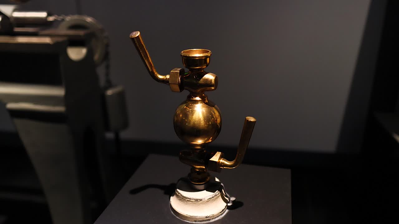 lubricador de máquina de vapor antiguo en el museo nacional de escocia