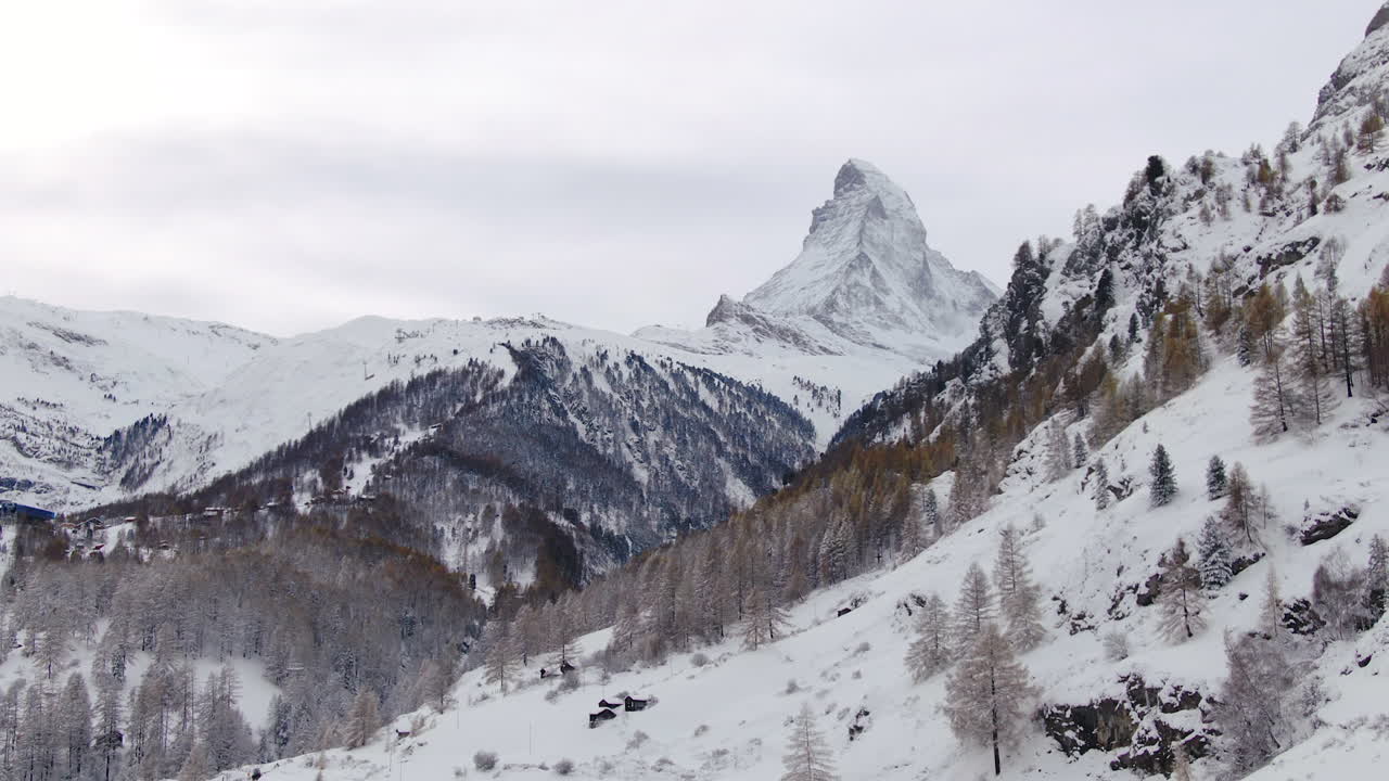 apertura escénico cinematográfico aéreo drone zermatt switzerlands más famoso cubierta de nieve montaña matterhorn octubre noviembre fuertes nevadas frescas ya invierno en la escalada pico amarillo otoño árboles abajo jib