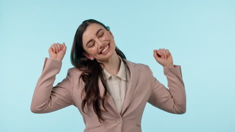 feliz, baile y cara de mujer de negocios en el estudio