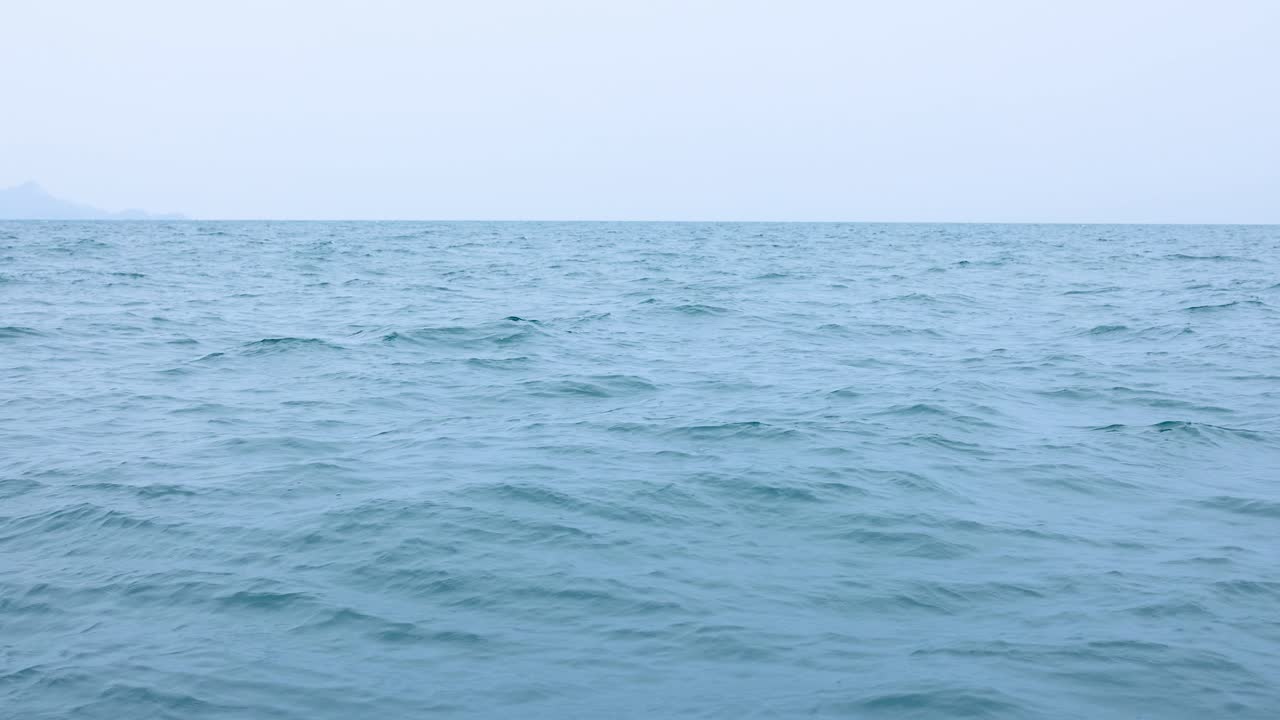 태국 크라비의 레일리 해변 근처의 바다 표면에서 부드러운 파도