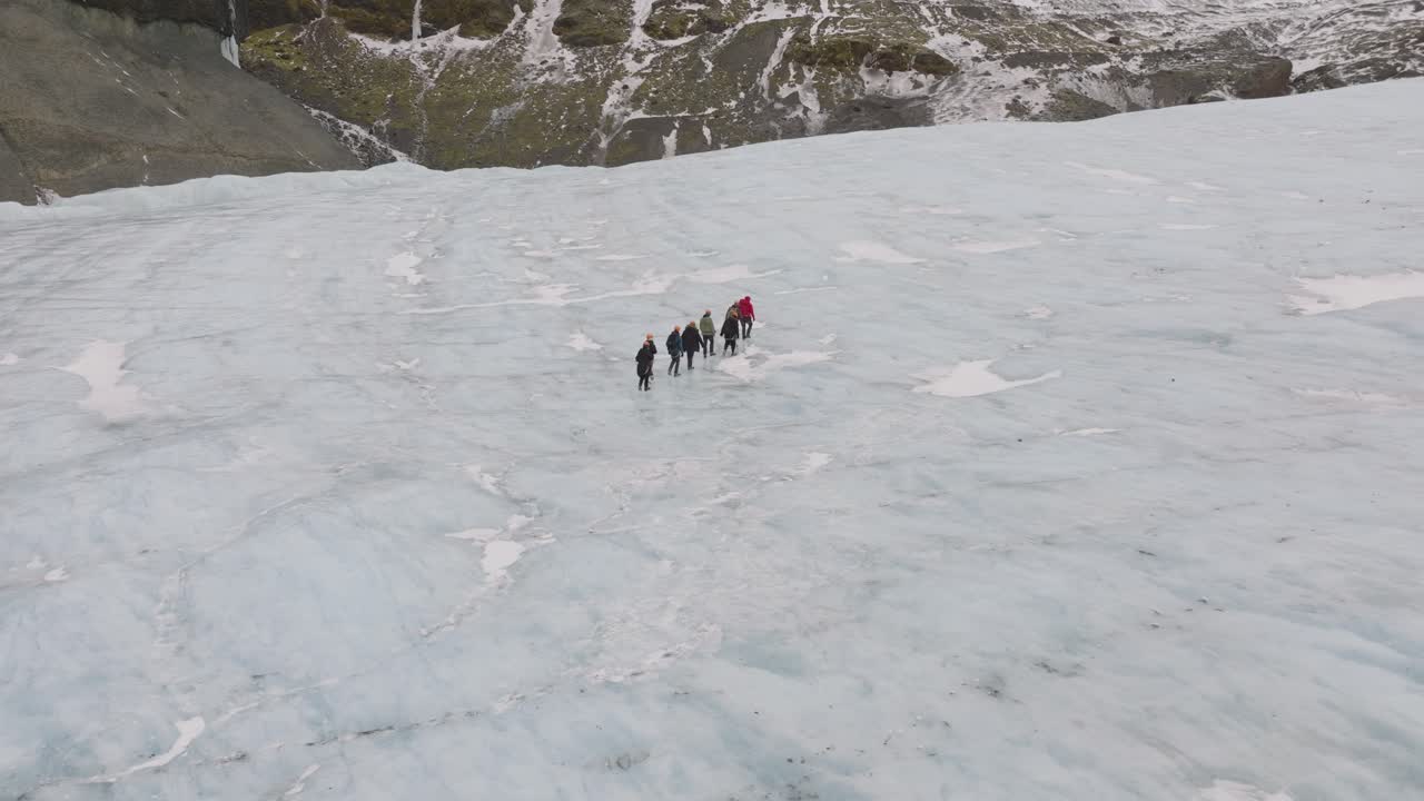 아이슬란드 의 비르키스조쿨 빙하 의 얼음 표면 에서 하이킹 을 하는 사람 들 의 공중 사진