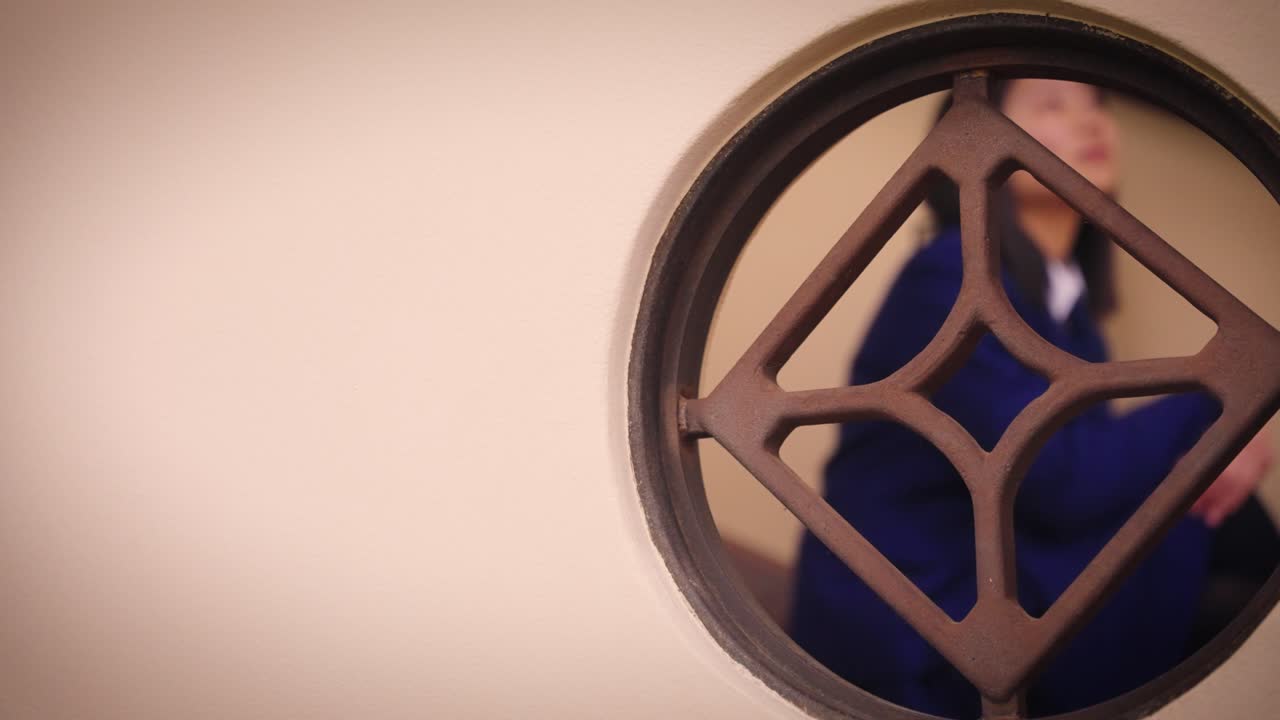 chica japonesa sentada en las escaleras pensando, momento sincero en la escuela