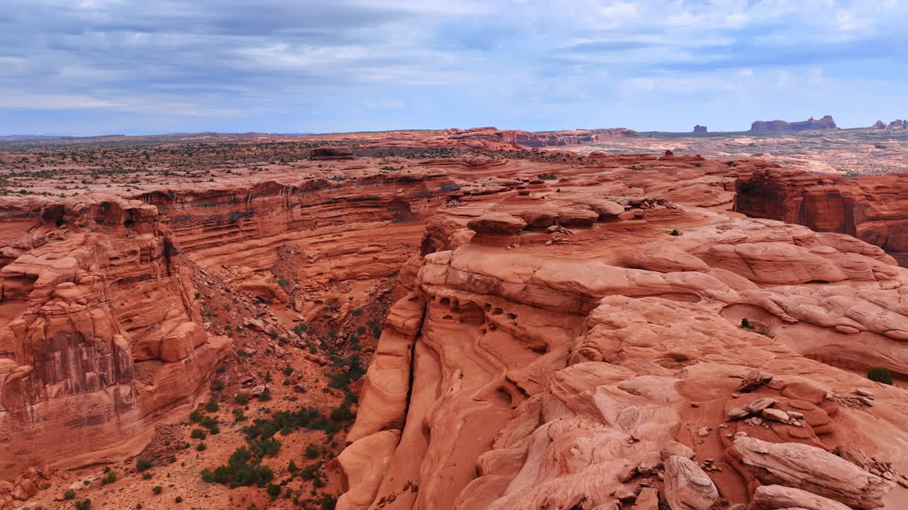 Incredibili formazioni rocciose create dall'erosione eolica. Canyon rossi dell'Arches National Park, USA, da filmato in stock
