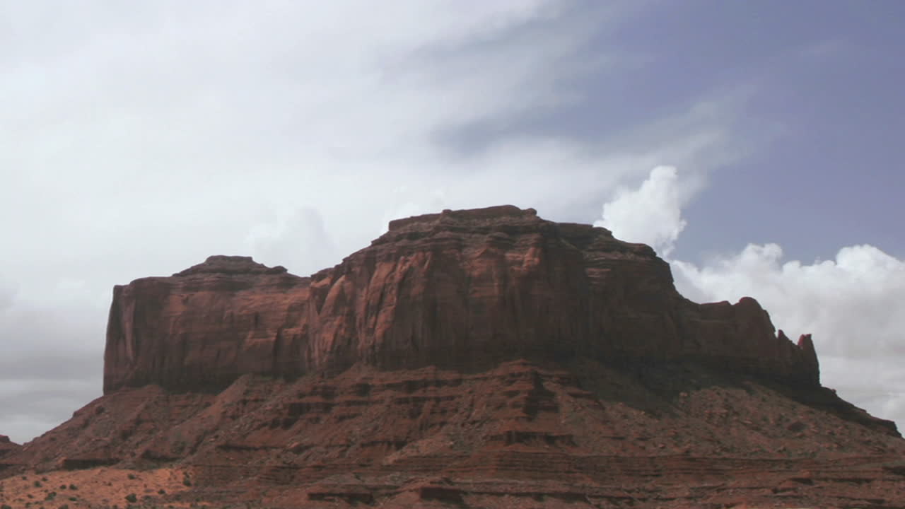 las nubes pasan sobre una mesa en el desierto