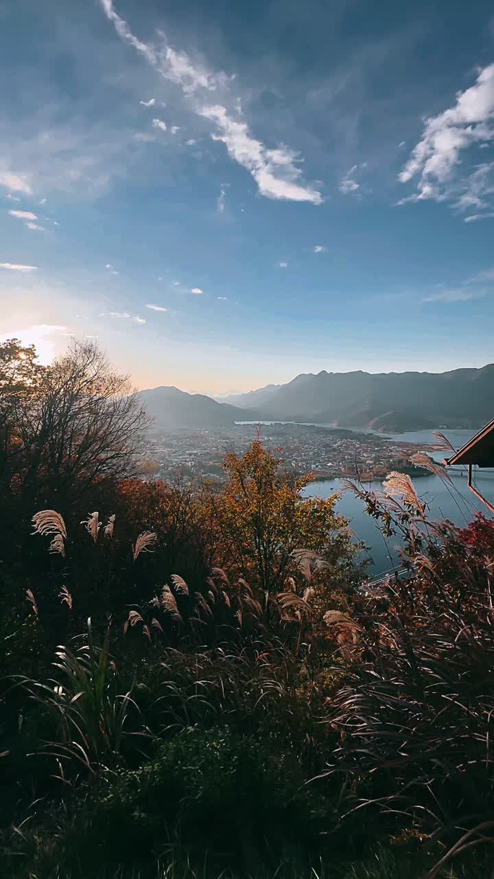 vista panorámica de una ciudad japonesa desde la cima de una montaña en otoño