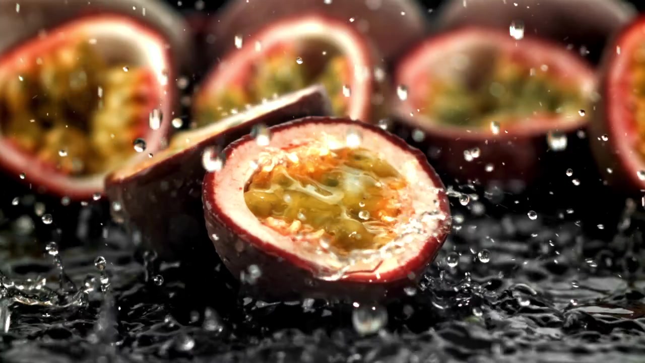 Livlige passionsfrugthalvdele med forfriskende vandsprøjt