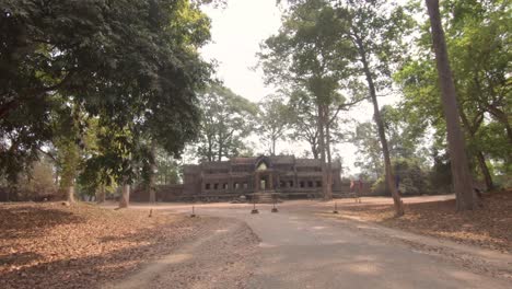templo camboyano perdido en el bosque alrededor de angkor wat