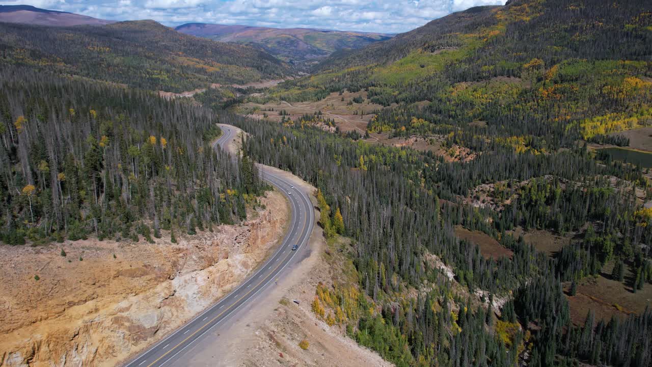 vista aérea, tráfico en el paso de wolf creek, carretera en las montañas de san juan, colorado, estados unidos en un día soleado.