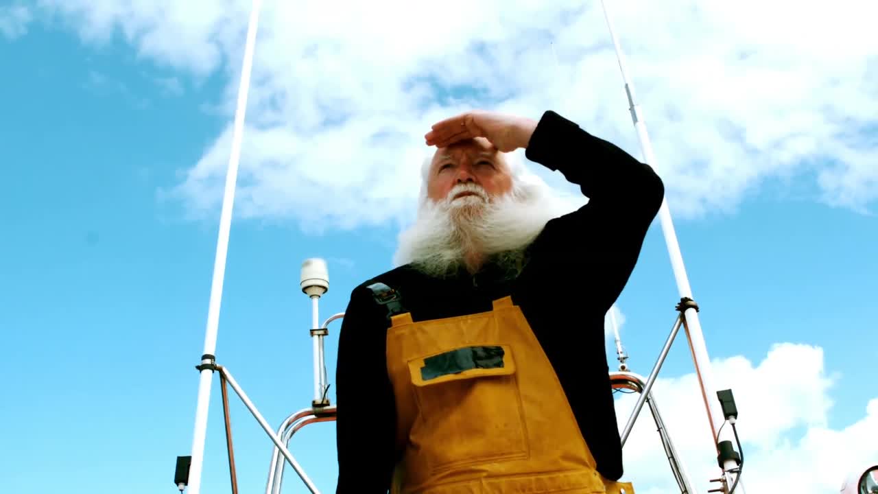 시이 눈을 보호하고 있다.