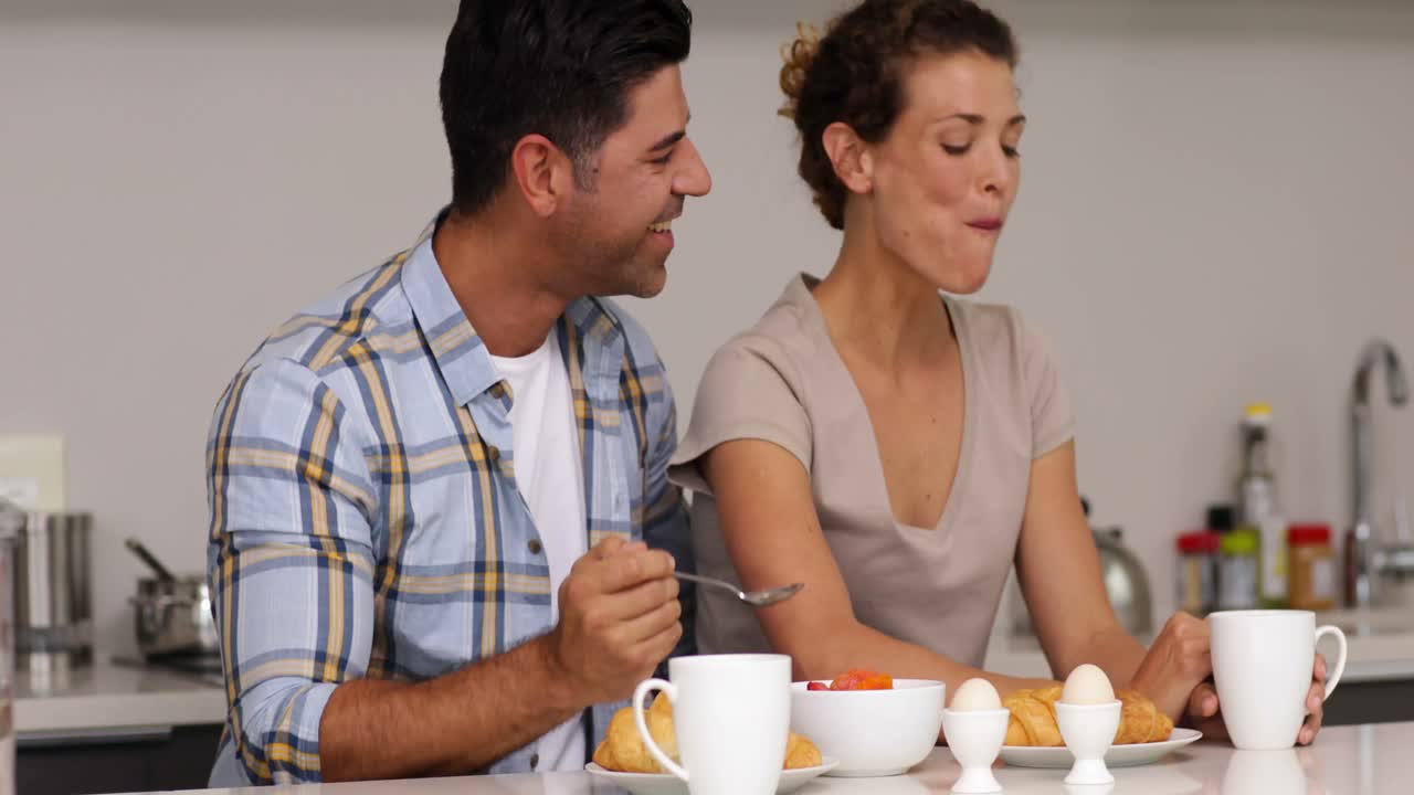 pareja charlando y desayunando juntos