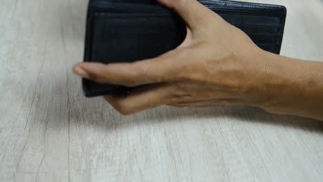 hombre contando billetes de rupias