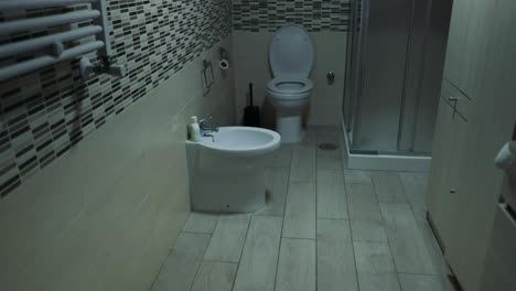 un baño limpio y contemporáneo con accesorios esenciales