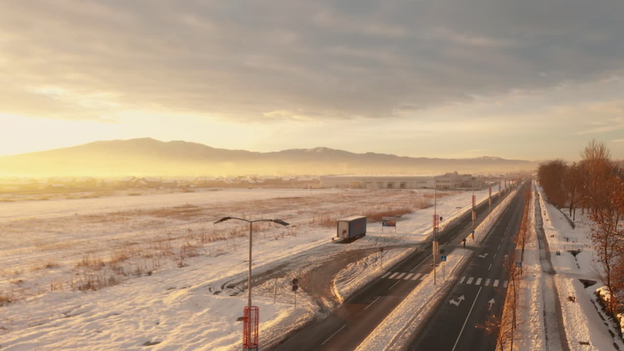 안개 4k에서 산과 눈 위에 일출