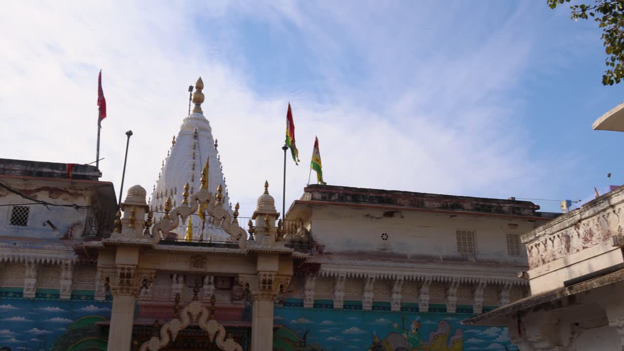 arquitectura artística de templos antiguos con un cielo brillante por la mañana desde diferentes ángulos
