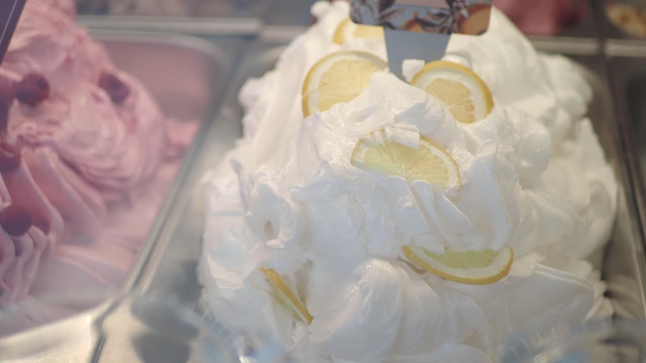 Esposizione di delizioso gelato al limone