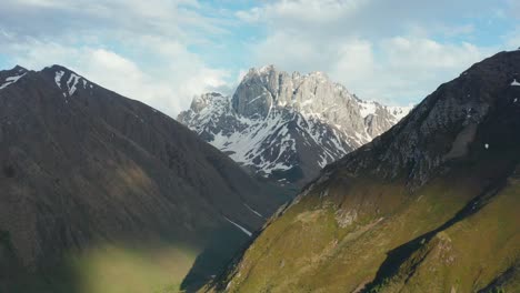 Atemberaubender-Luftpanoramablick-Auf-Die-Bergkette