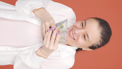 Vertical-video-of-The-woman-loves-money.