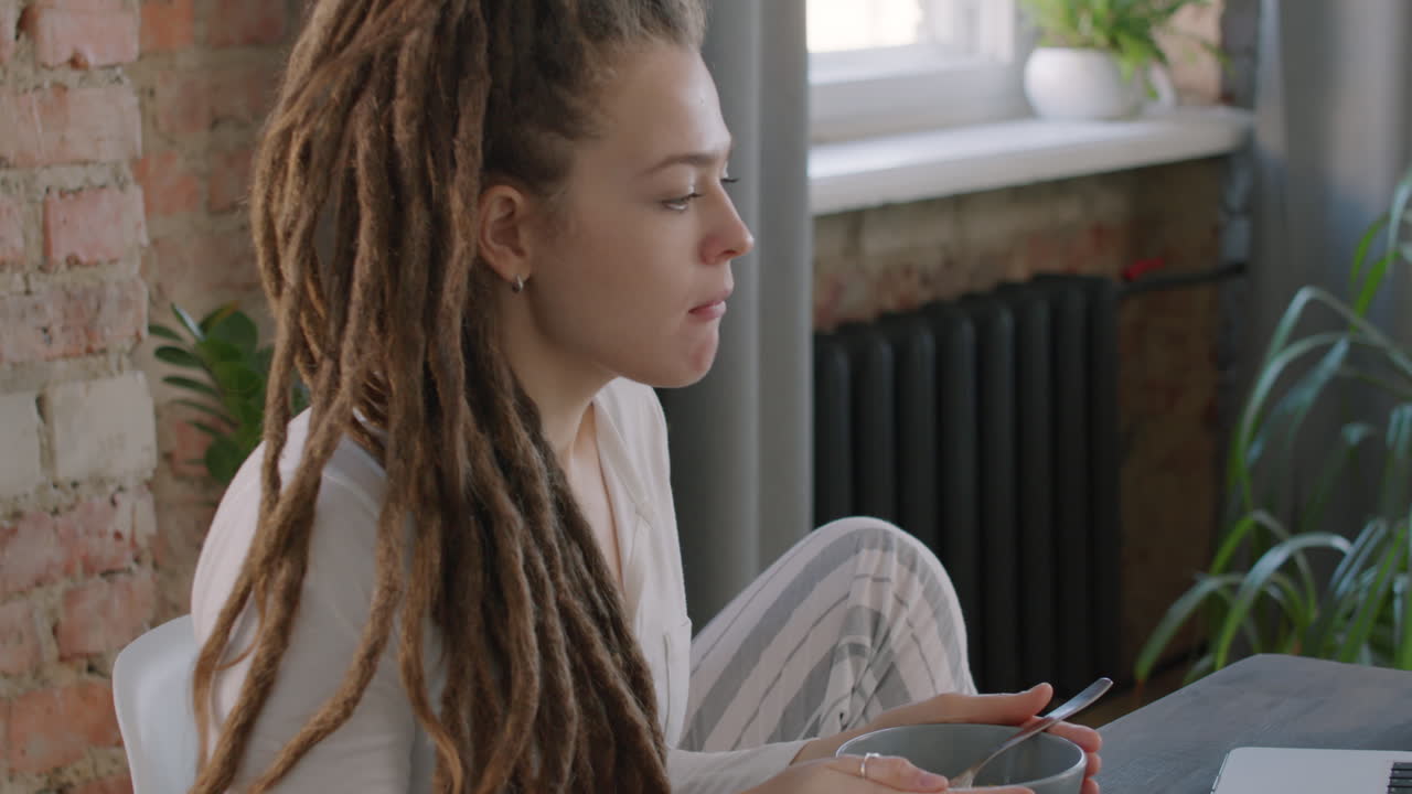 женщина работает на ноутбуке во время завтрака