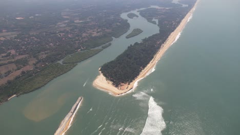 Luftaufnahme-Der-Küste-Von-Mangalore-Mit-Einem-Segelnden-Boot