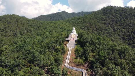 gran buda en pai, tailandia alejar la toma aérea