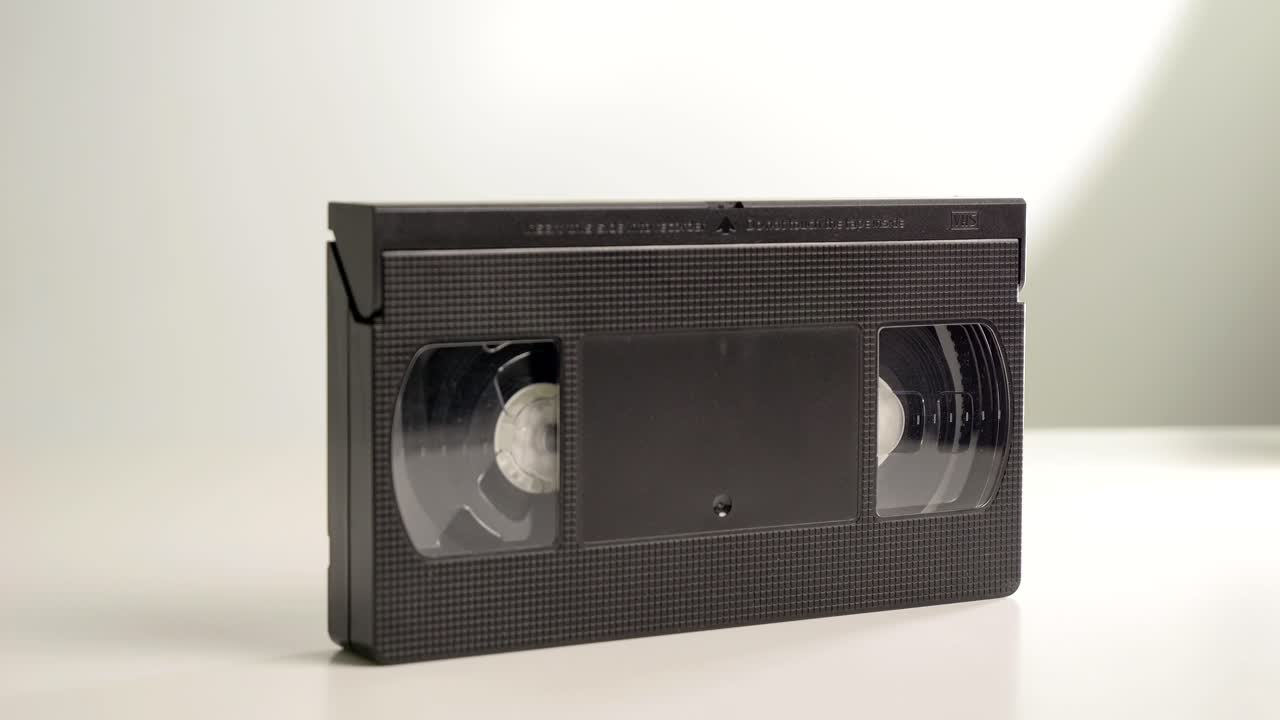 передняя часть черной старой кассеты vhs с семейными записями