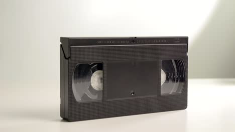 la parte delantera de un viejo cassette vhs negro con grabaciones familiares