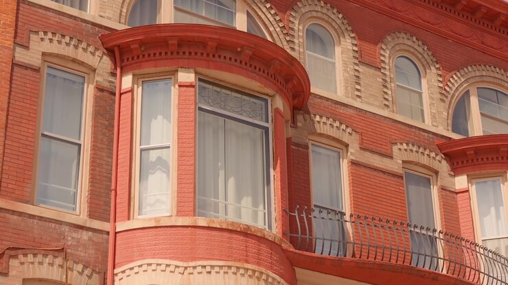 Facciata di un'architettura storica conservata a Galena, Illinois, comunità del Midwest negli Stati Uniti. Ripresa in tilt-down.