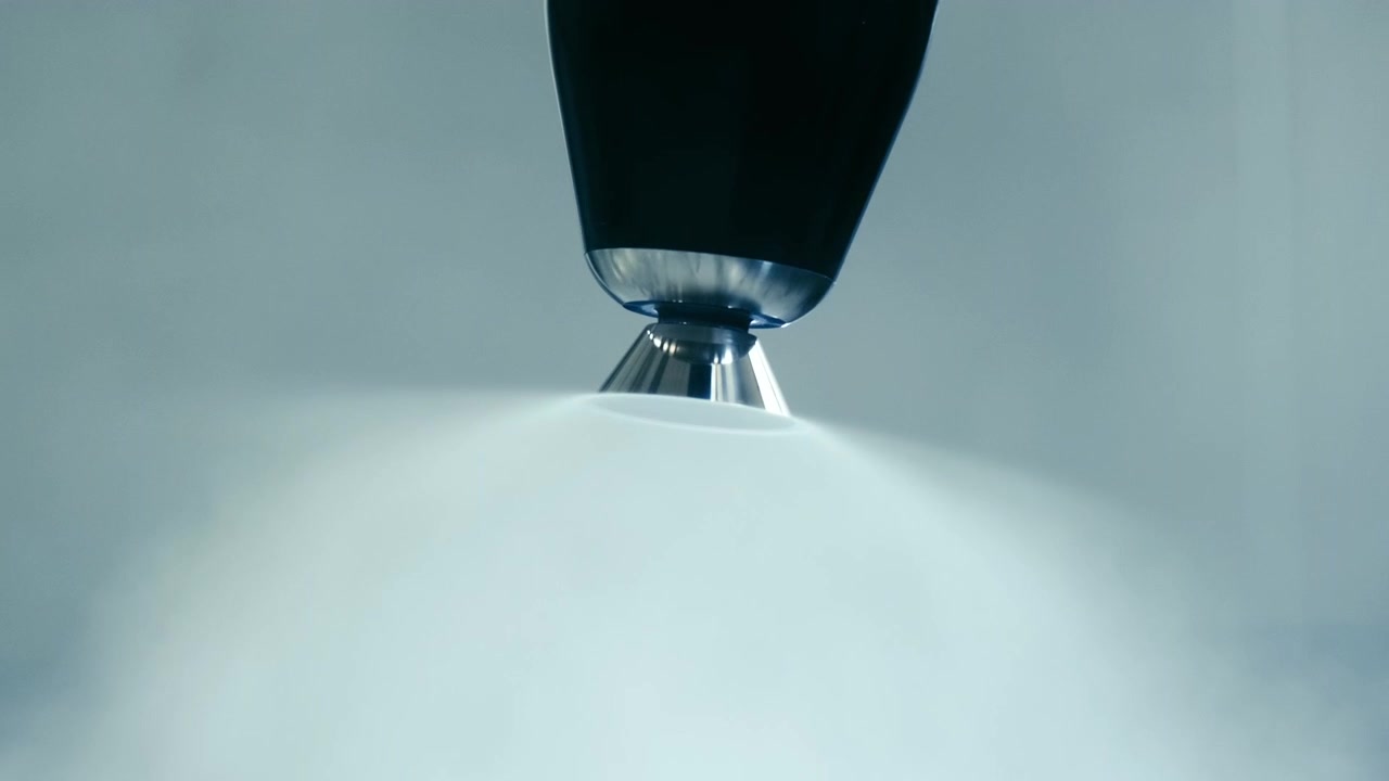 Sprey boya yapan robot kolunun yakın çekim görünümü. Boya Atomizörü. 4K.