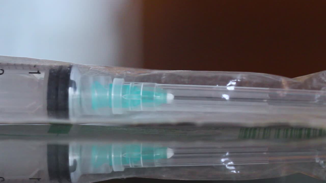 concepto de atención médica, toma macro de la vacuna, cierre de la vacuna nueva