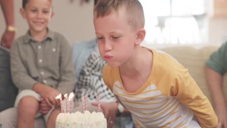 Niño-Soplando,-Fiesta-De-Cumpleaños