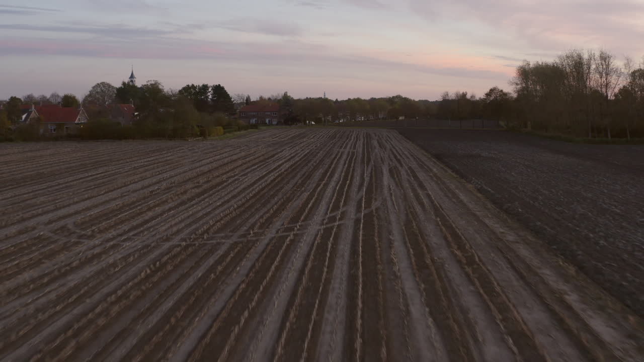 Ländliche Agrarregion bei Sonnenuntergang, südwestlich der Niederlande