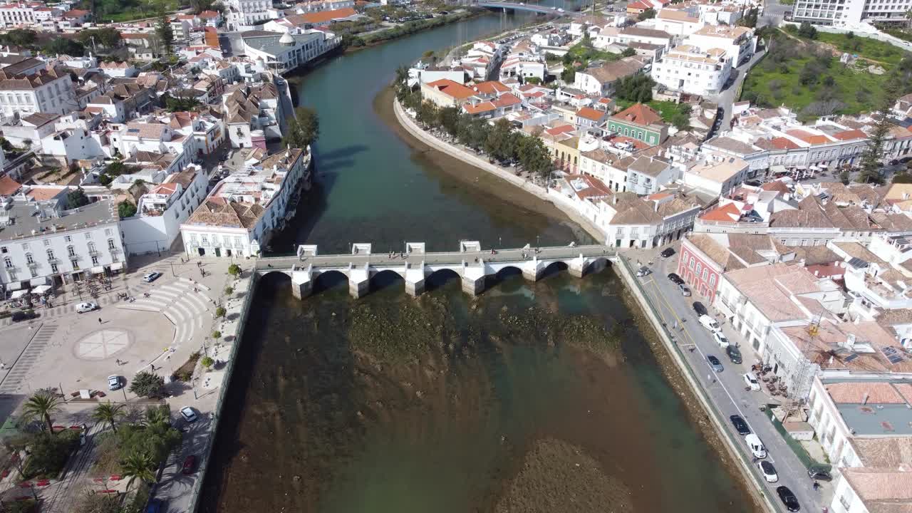 Puente Romano sobre el río Galao, el centro del casco antiguo de Tavira Algarve Portugal