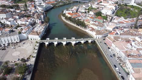 puente ponte romana sobre el río galao, el centro del casco antiguo de tavira algarve portugal