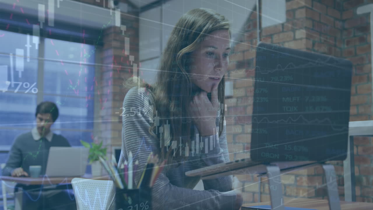 animación del procesamiento de datos financieros y del mercado de valores sobre una mujer caucásica que usa una computadora portátil en la oficina