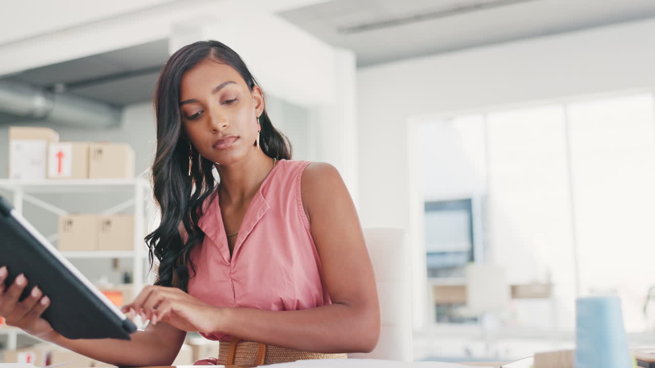 mujer de negocios, tableta y planificación en logística