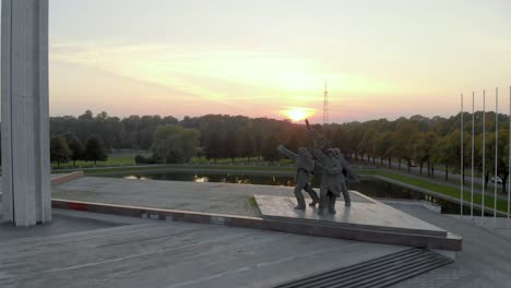 Umstrittenes-Denkmal-Der-Sowjetunion-Ww2-In-Lettland